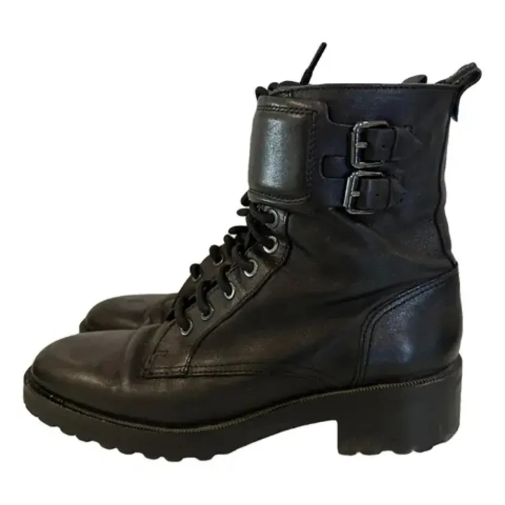 Black leather boots, lace-up with buckle Size 38 Good condition. Skor.