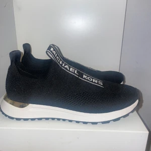 Michael Kors Skor  - MK skor köpta på zalando för 2000. Knappt använda då de inte riktigt är min stil vilket är varför jag säljer dom. Passar både mig med 38 men också min vän som har 39. Pris kan diskuteras 💞