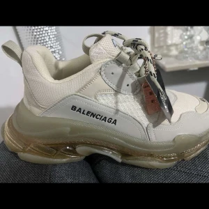 Balenciaga skor - Helt oanvända och nya balenciaga skor, lappar kvar. Inga skador, fläckar eller något sånt. Priset går att pruta vid snabbköp. Vid intresse eller frågor skriv DM💛