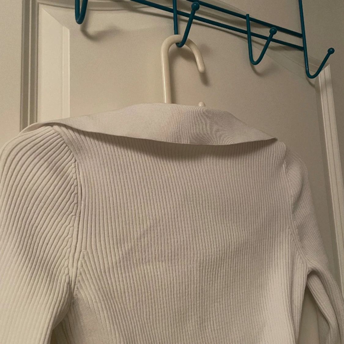 Vit tröja med korsning fram  - 91