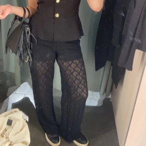 Spetsbyxor  - Säljer mina älskade spetsbyxor då dom tyvärr inte kommer till användning  Köpa på veromoda och rätt nya! 