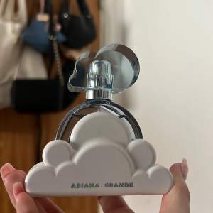säljer denna knappt använda ariana grande cloud parfymen, pga att det ej är min typ av lukt ❤️ Inga defekter och den är inte använd mer än 10 ggr😇😇