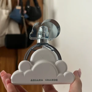 ariana grande cloud parfym - säljer denna knappt använda ariana grande cloud parfymen, pga att det ej är min typ av lukt ❤️ Inga defekter och den är inte använd mer än 10 ggr😇😇