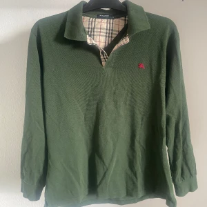 Burberry tröja - nyskick - Säljer denna feta tröja från burrberry! Den är knappt använd men säljer för den är för liten. Storlek L står det, men är mer M.