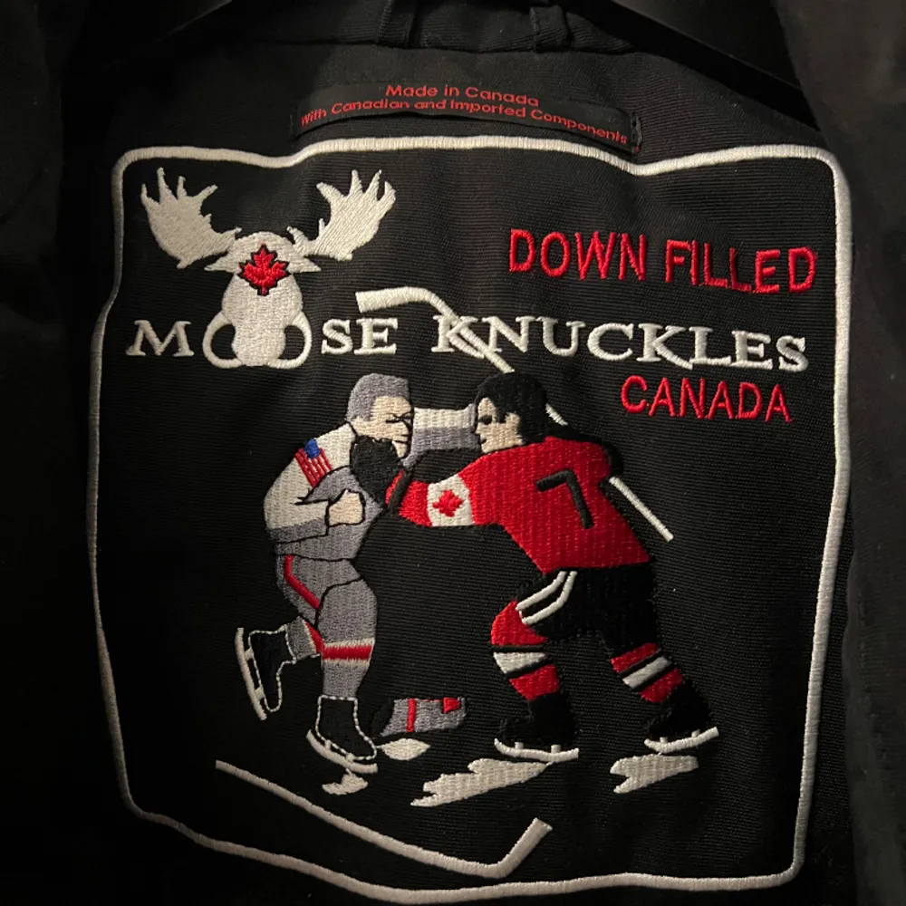 Moose knuckles dam jacka i storlek xs. Inköpt vintern 2023 för 14,500kr. Knappt använd, perfekt skick. . Jackor.