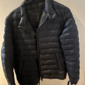 Massimo dutti jacka - Säljer denna Massimo dutti jackan i bra skick.