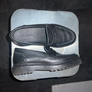 Matinique Loafers  - Ett par loafers i storlek 40 men passar även 41 då de är stora i storleken.  Nypris 1799kr Mitt pris 599kr 