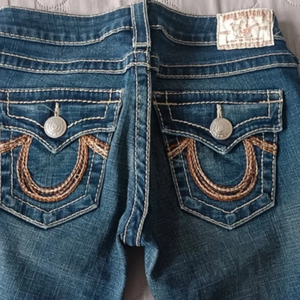 Supersnygga true religion jeans! Det ända problemet är att dragkedjan på byxorna är sönder, men det hade säkert gått att fixa hos en skräddare💕 skriv om ni har några frågor eller vill ha fler bilder. Jeans & Byxor.