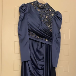 Festklänning/balklänning - Använd bara en gång. Är satin, priset kan diskuteras. Det har ett långt klänning tåg