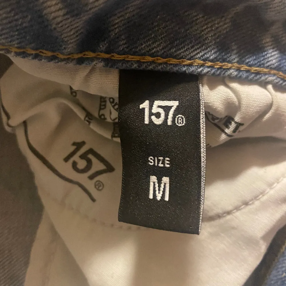 Säljer ljusblåa jeans från lager 157, det är modellen split i storlek m. Skulle säga att dom är i bra skick. Har även ett par lika dana i storlek s.. Jeans & Byxor.