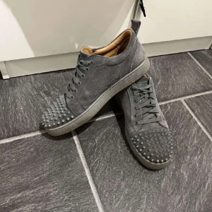 Christian Louboutin skor - Säljer mina Christian Louboutin. Lite använda men skicket är 8/10😊. Bara seriösa köpare inga skambud.