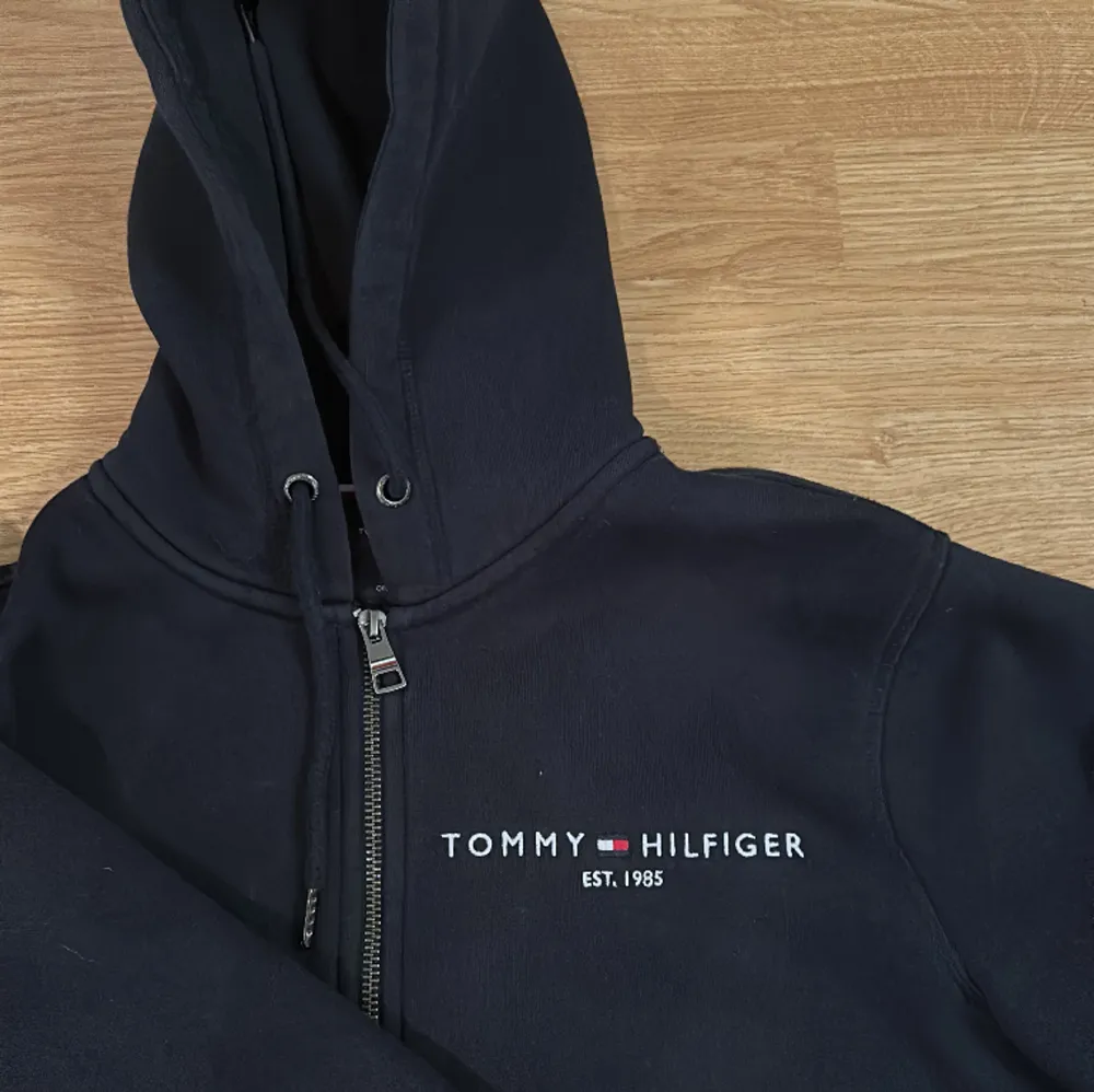 Knappt använd storlek M Tommy hoodie.. Hoodies.