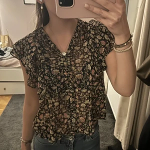 Blus mango  - Superfin mönstrad blus från mango med bjällror på ryggen som man kan knyta som man vill💕