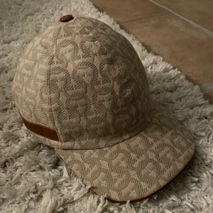 Ferragamo Keps - Jätte fin ferragamo keps i bra skick. Köptes ny för typ två år sedan. Rare färg svår att hitta nu. Onesize (äkta)