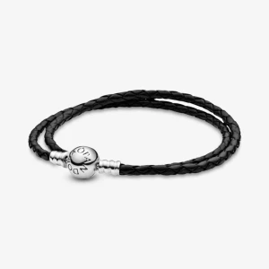 Pandora dubbelt läderarmband + 2 berlocker - Säljer pga används inte, bra skick men relativt gammal. Org pris för armbandet är 650kr, org pris för båda berlockerna är ca 500kr. Om man vill köpa något enskilt så diskuteras priset! 💗