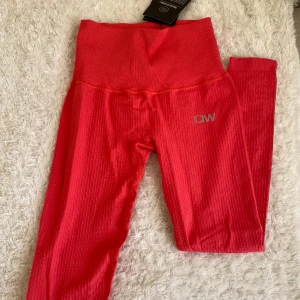 Träningstights  - Ribbade träningstights från icaniwill med ficka baktill🩷🩷 prislappen sitter kvar, dem är aldrig använda. Ord pris 699, säljer för 450kr