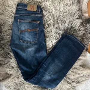 Nudie Jeans Grim Tim  - Tjo säljer nu ett par grim tim i riktigt bra kvalitet. Knappt använda 10/10 skick. Priset är inte hugget i sten.