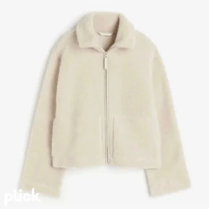 Hm teddy jacka  - Supersöt slutsåld Teddy/pile jacka från Hm❤️Helt i nyskick och använd en gång. Storlek M. Skriv vid intresse eller köp nu