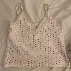Brandy Melville topp - Säljer min jättesöta hjärttopp från Brandy Melville då den inte kommer till användning🫶🏼 Passar XS-S/M💓Orginalpris på hemsidan är 200-250 kr, säljer för 150🫶🏼