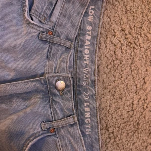 Lågmidjade jeans  - Fina lågmidjade jeans från Bik Boks jeanskollektion Never Denim som är lite för stora för mig, sitter bra annars och håller❤️
