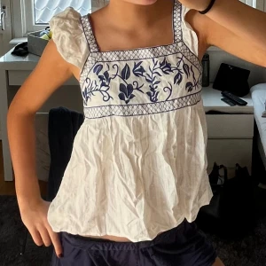 Blus - Säljer denna superfina blus med fina detaljer!❤️ använd köp nu 