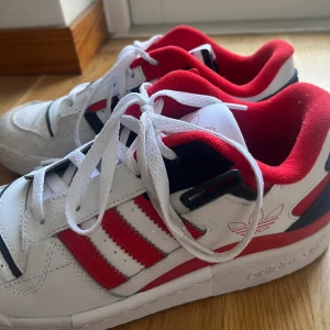 Snygga adidas sneakers  - Ett par riktigt snygga adidas sneakers som nästan är i nyskick. Säljs då de inte passar mig, storlek 40