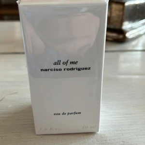 Narciso Rodriguez - Edp 50 ml. Aldrig anv. Noter är magnolia, roser, bourben Geranium, musk och sandelträ. Vår doft som är en femenin och fräsch.  