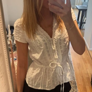 Vit blus  - Fin kortärmad blus från indiska, fin nu till våren eller sommaren. Går att dra åt i midjan så den blir mindre eller större. Använd ett få tal gånger så den är i fint skick. Skriv för fler bilder💞
