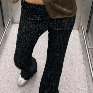 Zara glitter byxor - Superfina lite genomskinliga, glittriga byxor från zara. Köpte dessa byxor innan nyår och dom är använda ungefär 1 timme. Passar mig som brukar ha strl 36/38 elr S