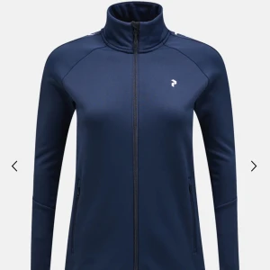 Peakperformance zip hoodie  - Sprillans ny peakperformance zip hoodie, utan huva perfekt att ha under en skaljacka eller liknande. Säljer den till någon i större behov, då de blev fel storlek och gick ej att skicka tillbaks. Nypris 1500kr  