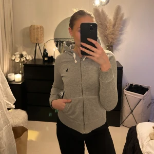 Ralph Lauren kofta - Säljer min grå skit snygga kofta😍 den har tyvärr blivit för liten men är fortfarande så snygg! Den är i använt skick men lika snygg ändån!