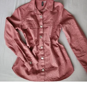 Skjorta H&M - Fin skjorta från H&M i 100% bomull. Använd några gånger. Storlek XS. Passar också S.