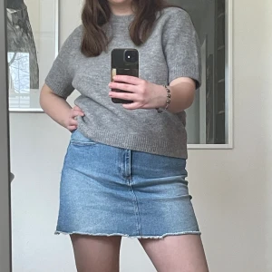 jeanskjol zara - jeanskjol från zara, från barnavdelningen men storleken motsvarar vanliga XS-S. sparsamt använd. ❤️‍🔥