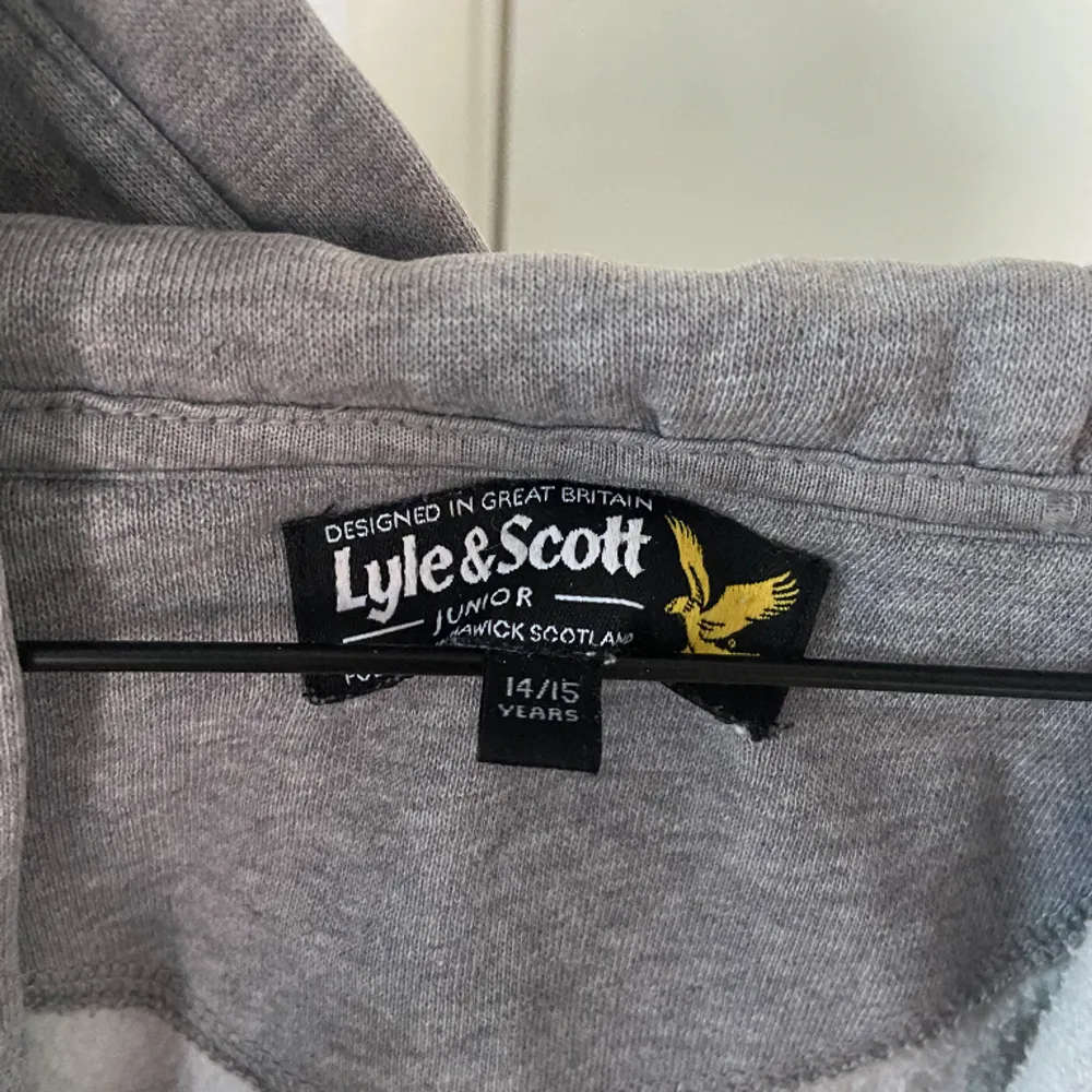 Lyle&scott zip hoodie i storlek 14-15 år, skulle säga S! Mycket använd men ser fin ut, sliten på båda armarna (se bild). Nypris 749, mitt pris 200. . Hoodies.