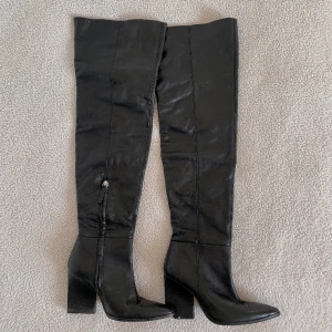 ZARA OVERKNEE LÄDER STÖVLAR - Get a husky they said, it will be fun they said 🥹 Dessa overknee stövlarna är i äkta läder och kostade cirka 1500kr på ZARA. Fick användning av de en gång innan.. 👹 Anmärkningarna är de som syns på bild. 💖 (Bara en av skorna är skadad, går att laga!) 🌷
