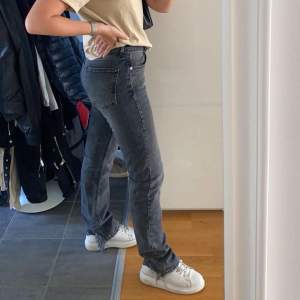 Super snygga jeans från Nicci Hernestigs kollektion med Gina. Säljer då dem blivit förstora för mig!! Inköpta för 600 💞