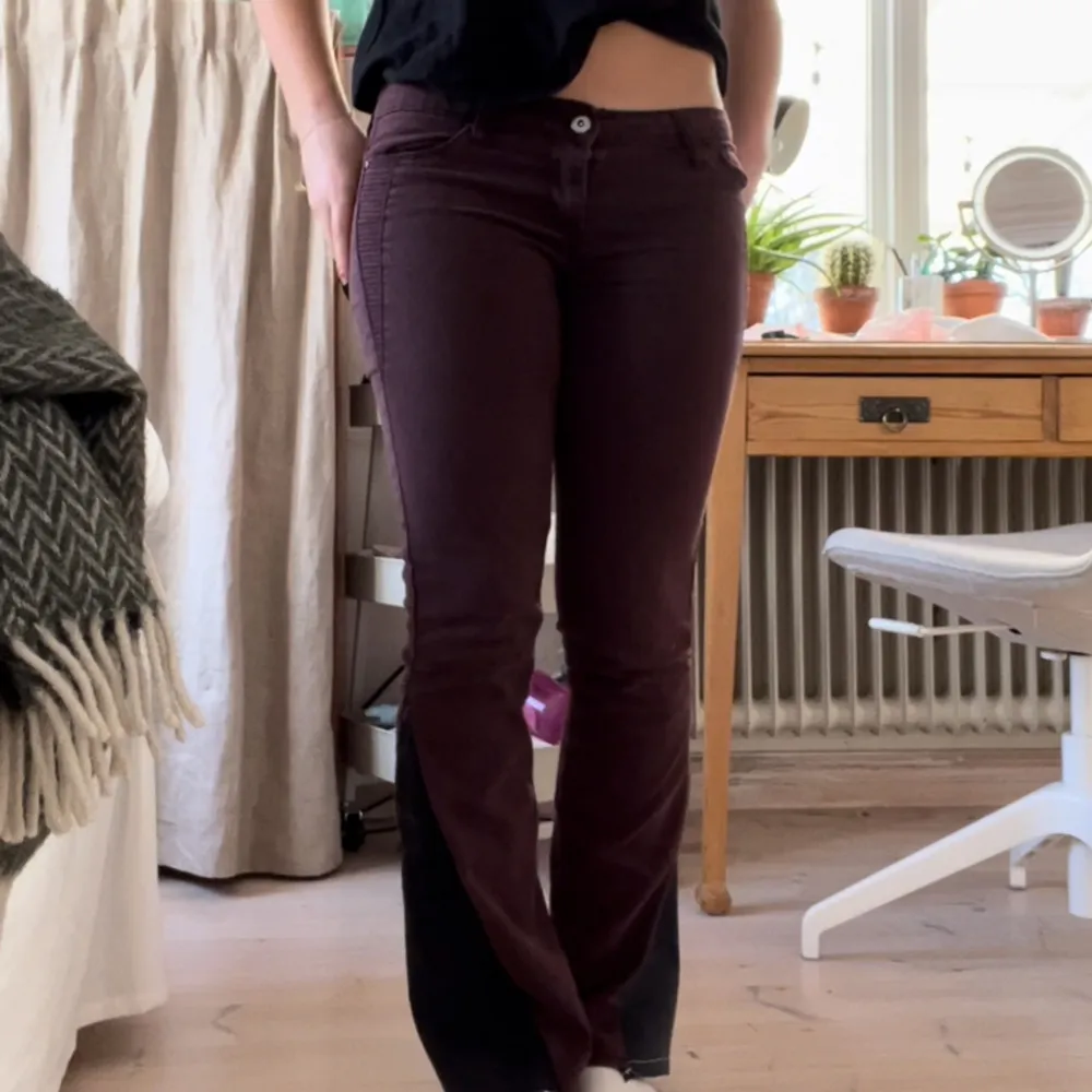 Super snygga Lågmidjade jeans i vinrött Innerbenslängden är ca 76-76,5 (jag är 165)😘 storlek 36. Jeans & Byxor.