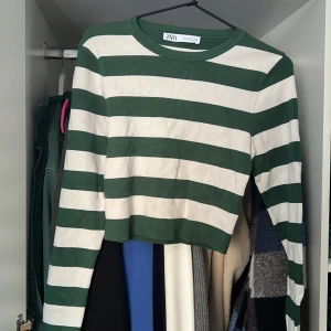 Tröja från zara - Hejj! Säljer denna fina tröja från zara, eftersom den inte kommer till användning längre. Storlek L, men passar S/M. Köparen står för frakt🌸🌸