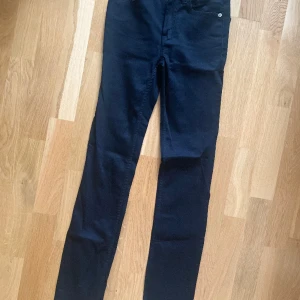 Lager 157 svarta jeans drain stretch - Svarta oanvända jeans från Lager 157. Storlek S men är ganska små i storleken. 