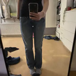 Jättefina lowwaist raka jeans 🤍 Använda någon gång, inga tecken på användning ❣️
