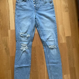 Ginatricot ljusa jeans, rippade, jeans med revor  - Nästintill oanvända jeans från Ginatricot. Stretchigt material.
