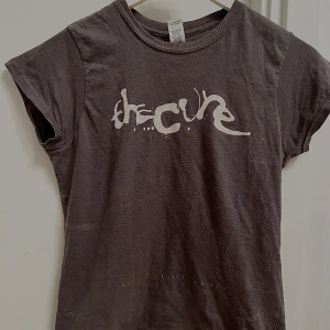 The cure tshirt - Tahirt från The Cure tour 2022. Är ganska tight, passar nog xxs-s. Sitter väldigt fint!💝