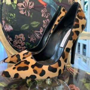 Stilettklackar 36 - Säljer dessa klackar som jag bara haft inomhus, som nya 💖 storlek 36 klack 11 cm, en Roberto Festa sko, helt fantastisk!