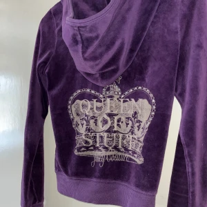 Juicy couture set - Fint juicy set, materialet är fortfarande mjukt☀️ storlek s, byxorna är något stora i storleken men man kan dra åt lite med snörerna. Kan säljas separat💞 skriv för fler bilder då byxorna har en liten defekt längst ner och dragkedjan är lite sliten