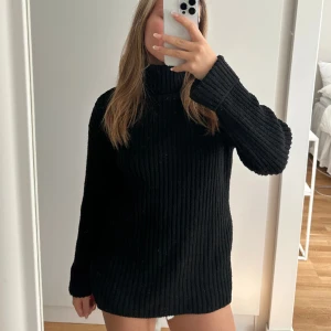 Stickad tröja  - Stickad tröja från NA-KD! Väldigt varm och mysig tröja som är perfekt nu till våren!