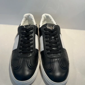 Valentino flycrew  - Tjena, säljer mina super snygga Valentino Flycrew! Dom är storlek 42,5 och skicket är super fint, dom saknar endast en nit, annars är dom som nya! Jag har tyvärr inget og och därav pris! Hör av er vid intresse! Mvh Hugo 