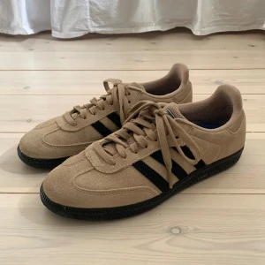 Adidas Samba - Ovanliga sneakers från Adidas i modellen Samba Cardboard Black! Beigebruna med svarta detaljer och är använda ett fåtal gånger 🤎