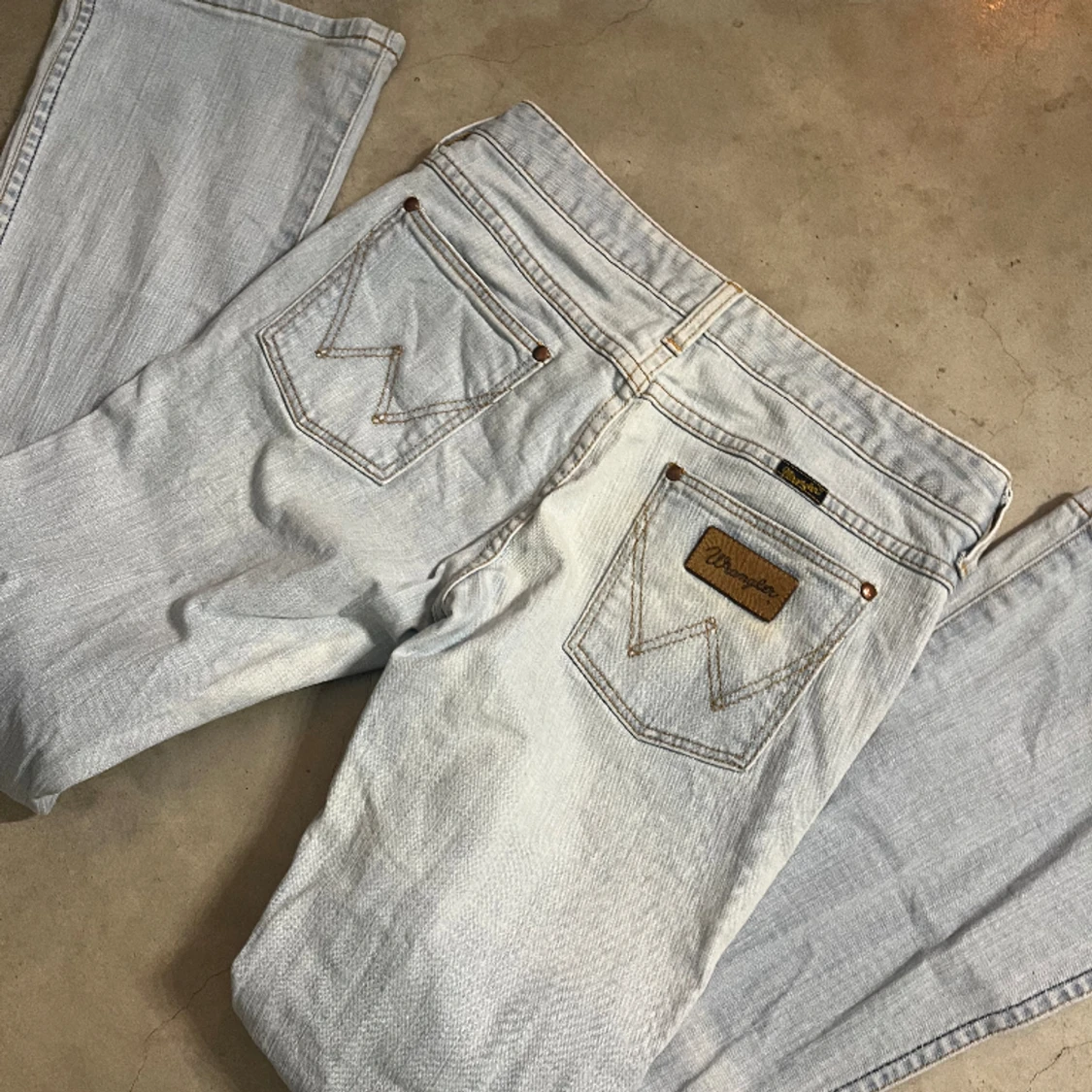 Ljusblåa Lågmidjade Wrangler jeans - 90