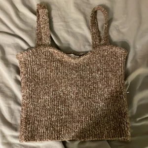 Stickat linne från Zara! - Säljer ett helt nytt Zara linne! Skönt material, anledning till att jag säljer den är för att den va för stor💔 pris kan diskuteras!💕