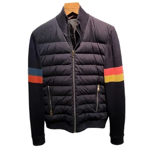 Paul Smith Cardigan - En Paul Smith cardigan, köpt på NK i Göteborg. Nypris:8000 Skicket är mycket bra då den inte är använd särskilt mycket. Priset går att diskutera.